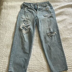 SUPER CUTE DISTRESSED AMERICAN EAGLE JEANS